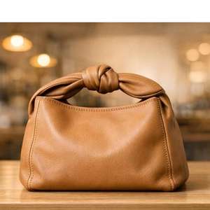 Ce sac à main rose est un sac hobo plissé avec une poignée supérieure de style scrunchie. - Product Image 2