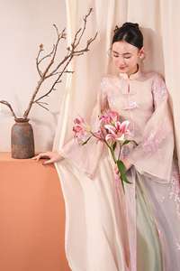 Robe Ao Dai en soie pour femmes vietnamiennes KAD32 avec fleurs de chrysanthème brodées - Design fluide et élégant - Product Image 5
