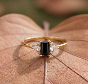 Bague de luxe plaquée or 14 carats avec diamant de laboratoire VVS1 taille baguette et trois pierres d'appoint, idéale pour la vente en gros, les mariages, les fiançailles et comme cadeau de bijouterie. - Product Image 3