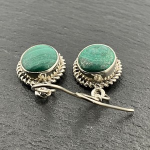 Boucles d'oreilles pendantes vintage en argent sterling et malachite, bijoux faits à la main avec pierres précieuses vertes, cadeau élégant pour femme - Product Image 2