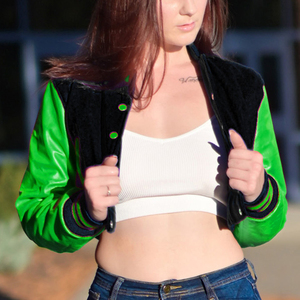 Veste courte universitaire pour femme, style Letterman, noir et vert, avec manches en similicuir, vêtement d'extérieur décontracté, mode féminine - Product Image 1
