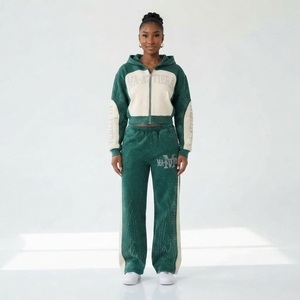 Ensemble de survêtement deux pièces pour femme avec sweat à capuche court zippé color block et pantalon de survêtement large orné de strass - Product Image 1