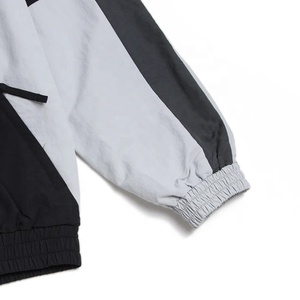 เสื้อแจ็คเก็ตวินด์เบรกเกอร์ผู้ชายแบบมีซิป คอตั้ง สีดำ สไตล์เรโทร แต่งแถบสะท้อนแสง น้ำหนักเบา - Product Image 5