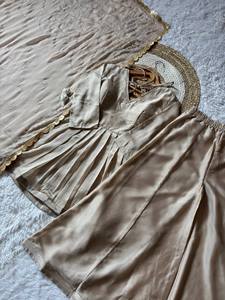 Conjunto de Kurti y Salwar Beige de Lujo con Peplum en Relieve, con Dupatta, Diseño Étnico para Bodas y Fiestas, Traje Premium Festivo Rangoli para Mujer - Product Image 5