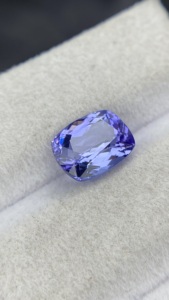 Pierre naturelle certifiée Tanzanite, taille coussin longue, avec une couleur et un éclat excellents, Zoisite naturelle, 2,15 carats, nette à la loupe - Product Image 3