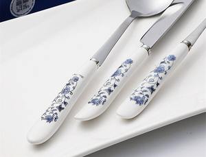 Couverts à motif floral bleu avec manche blanc, idéaux pour les repas à la maison, les dîners en famille et l'usage quotidien, vente en gros depuis l'Inde - Product Image 3