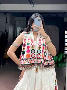 Robe de mariée ethnique indienne pakistanaise pour femme, longue, en coton, style lehenga, brodée, avec travail de miroirs et pompons, coupe classique, séchage rapide - Product Image 3