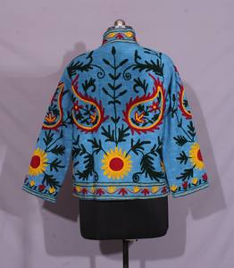 Chaqueta de tela TNT Suzani bordada a mano con motivos florales en azul cielo – Abrigo artesanal de diseño. - Product Image 4