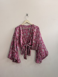 Lote al por mayor de blusas de seda vintage indias para mujer, con mangas acampanadas, estampado floral con lazo frontal, transpirables, de punto, estilo casual. - Product Image 3