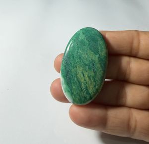 Pierre précieuse naturelle Affection Gems Grean Paradise Jade Cabochon vert poli, effet de changement de couleur, 67 carats, Rajasthan - Product Image 2