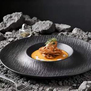 Assiettes blanches et noires en céramique artisanale de style japonais, texture organique, bord large, sous-glaçure mate, pour restaurant et maison. - Product Image 2