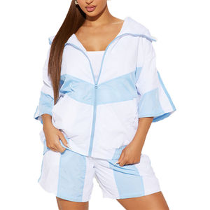 Ensemble coupe-vent court personnalisé avec logo pour femme – Ensemble short et coupe-vent en nylon pour femme - Product Image 1