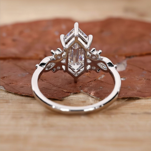 Bague de fiançailles hexagonale allongée en diamant, or blanc, style floral vintage, pour femme - Product Image 3