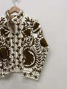 Veste courte matelassée blanche pour femme avec broderie florale marron foncé, 100 % coton, écologique - Product Image 5