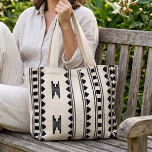 Bolso de Hombro Elegante Blanco Kilim de Gran Tamaño, Bolso de Doble Correa Kilim con Patrón Geométrico Negro Personalizado, Bolso Casual Ideal para Viajes - Product Image 1