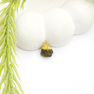 Pendentif en Moldavite naturelle brute, plaqué or, pendentif Moldavite pour la guérison, bijoux faits à la main, cadeau de Saint-Valentin pour l'amour - Product Image 5