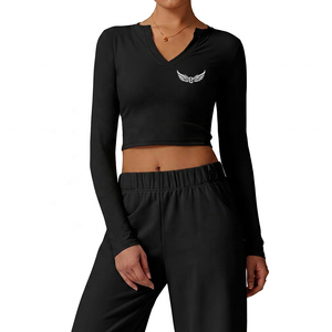 Top Corto de Manga Larga con Cuello en V para Mujer, Color Sólido, Logotipo Bordado en la Parte Delantera, Transpirable, Ropa de Yoga y Fitness, Corte Regular, Spandex y Poliéster - Product Image 2