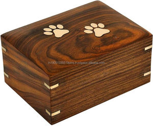 Urna de madera de acacia personalizada para mascotas para perros y gatos Cenizas de adultos con incrustaciones de patas de latón Urna de cremación de madera con diseño elegante - Product Image 4