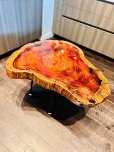 Mesa de centro de resina de cedro Sunset – Mesa artesanal de corte de árbol con borde natural y mesa auxiliar de madera rústica con borde natural estilo mariposa - Product Image 4