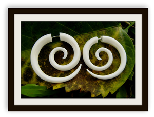 Boucles d'oreilles classiques en os, fabrication artisanale - Product Image 3