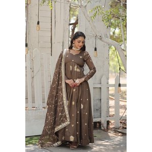 Robe de soirée brodée de paillettes riches avec un travail élégant - Product Image 5