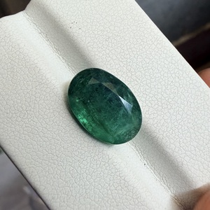 Esmeralda Natural de Zambia de Lujo, 4.56 Quilates, Verde Brillante, Ovalada, para Diseños de Joyería Fina Personalizada Premium - Product Image 2