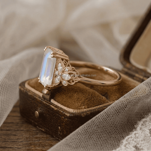 Anillo de compromiso de moissanita chapado en oro con gema de laboratorio de esmeralda y piedra lunar arcoíris, con engaste de garra, para mujer, moderno, para boda - Product Image 3