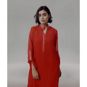 Elegante Vestido Midi Rojo Plisado Informal con Cuello Estructurado y Silueta Fluida para un Estilo Moderno Diario - Product Image 4