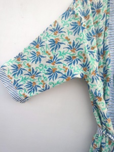 Bata Kimono de Algodón con Estampado Floral Azul Hecha a Mano |   Albornoz Ligero con Cinturón |   Bata de Estilo Bohemio para Mujer, para Salón y Spa - Product Image 4
