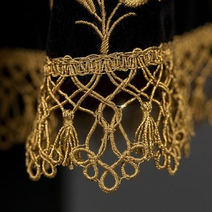 Capa de terciopelo negro con insignias bordadas, hilo dorado y motivos florales religiosos, accesorio de disfraz - Product Image 3