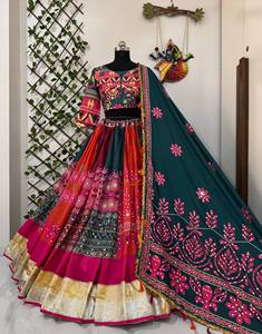 Ensemble Lehenga Choli traditionnel brodé à blocs de couleurs, robe longue en coton Banarasi imprimée au bloc avec dupatta pour la fête de Diwali - Product Image 1