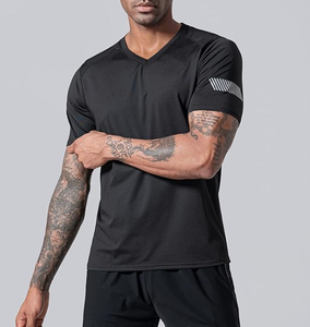 Camiseta deportiva de manga corta con cuello en V y estampado geométrico gris para hombre, de secado rápido y ajuste deportivo. - Product Image 6