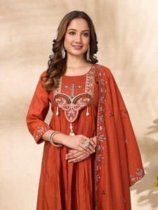 Conjunto de Lujo de Kurta Anarkali, Pantalón y Dupatta de Seda Romana |   Ropa Étnica Festiva Hecha a Mano |   Ropa de Calidad de Exportación - Product Image 3