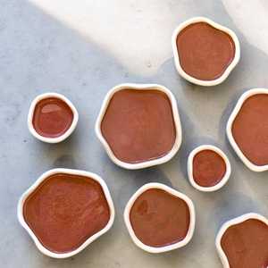 Assiette murale en céramique multicolore de forme irrégulière, choix familial moderne, décoration de couloir, ambiance luxueuse par UO INDIA - Product Image 5