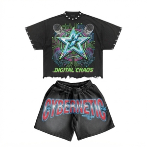 Conjunto de Camiseta y Pantalones Cortos Deportivos con Estampado Gráfico Cyber Y2K, Estilo Techwear, con Dobladillo Desgastado y Cuello con Tachuelas, Ropa Urbana para Hombre, Venta al Por Mayor - Product Image 2