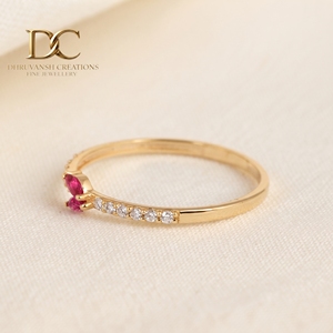 แหวนผู้หญิงคุณภาพสูง ทองคำแท้ 14KT สีเหลือง ประดับเพชรเลี้ยงในห้องปฏิบัติการและทับทิมสีแดงเลือดนก ดีไซน์เรียบหรู รับรองโดย IGI - Product Image 3