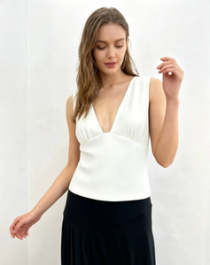 Dernières tendances en matière de hauts courts pour femmes, hauts sexy et tendance pour femmes dans des styles modernes, t-shirt à col en V profond, t-shirt sans manches - Product Image 2