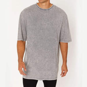 Camiseta gris al por mayor con lavado ácido para hombre, camiseta oversize de algodón con logo personalizado, camiseta gris desgastada oversize para hombre, camiseta vintage de algodón con lavado urbano. - Product Image 2