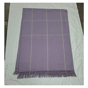 Manta de Diseño Elegante con Rayas Finas en Lila y Blanco para Decoración del Hogar, con Material Suave y Cómodo - Product Image 6