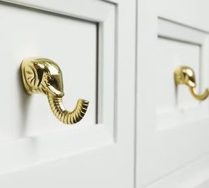 Tiradores y pomos de metal modernos con forma de elefante para armarios y cajones, para cómodas y muebles de parque, en oro y plata - Product Image 1