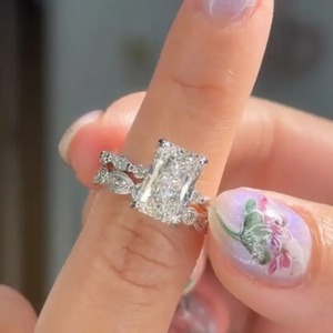 Bague de fiançailles en argent 925 avec moissanite taille radiant et alliance vintage taille ronde plaquée or blanc pour femme. - Product Image 2
