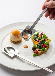 Couverts à salade en acier inoxydable brillant au design unique, service à salade royal pour restaurants, hôtels, complexes hôteliers et bureaux. - Product Image 5