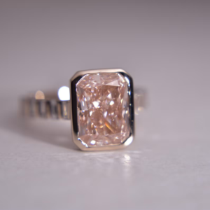 Anillo de compromiso minimalista de oro blanco con diamante de corte radiante estilo champán para mujer, anillo solitario moderno para ella. - Product Image 1
