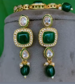 Ensemble collier et boucles d'oreilles de qualité supérieure plaqué or avec pierres Kundan pour collection de mariage pour femmes - Product Image 2