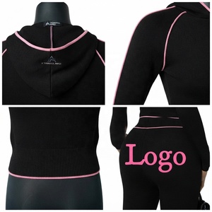 Ensemble de vêtements de sport pour femmes, noir avec bordure rose, à capuche, 2 pièces, coupe ajustée, longueur intégrale, respirant, tricoté, pour toutes les saisons - Product Image 3