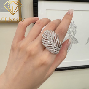 Bague statement en or blanc 14 carats avec diamant ovale cultivé en laboratoire, motif plume de paon, pavé de diamants, bague de cocktail de luxe, bijoux fins IGI - Product Image 3