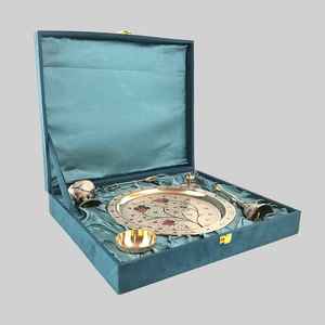 ชุดถาดบูชาทองเหลืองสุดหรู พร้อมลวดลายดอกไม้แบบมีนาคารี งานฝีมือประณีต บรรจุในกล่องของขวัญสำหรับเทศกาลดีวาลีและงานแต่งงาน - Product Image 4