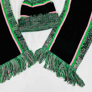 Alpha Kapa Alpha (AKA) Conjunto de Bufanda Larga de Punto Grueso y Gorro con Pompones en Rosa Salmón y Verde Manzana, Diseño Jacquard, Unisex, para Invierno - Product Image 4