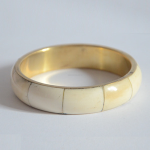Vente en gros de bracelets modernes et tendances Kada polis en résine plaquée or, sculpture antique en os, bracelet en émail, tenue de fête à la mode épaisse - Product Image 3
