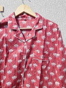 ชุดนอนผ้าฝ้ายสำหรับผู้หญิง ลายดอกไม้สไตล์ชาติพันธุ์ เนื้อผ้านุ่ม ระบายอากาศได้ดี ชุดนอนลำลอง ชุดเซ็ตติดกระดุม - Product Image 4